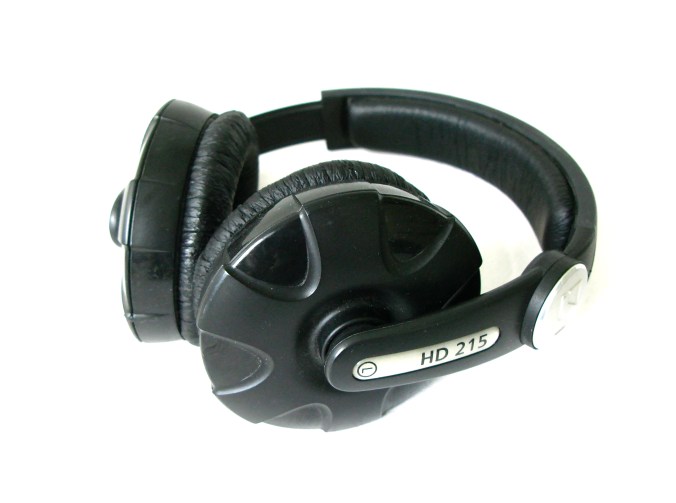 AKG HD 215
