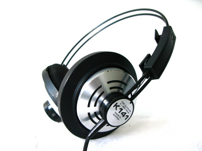 AKG K141